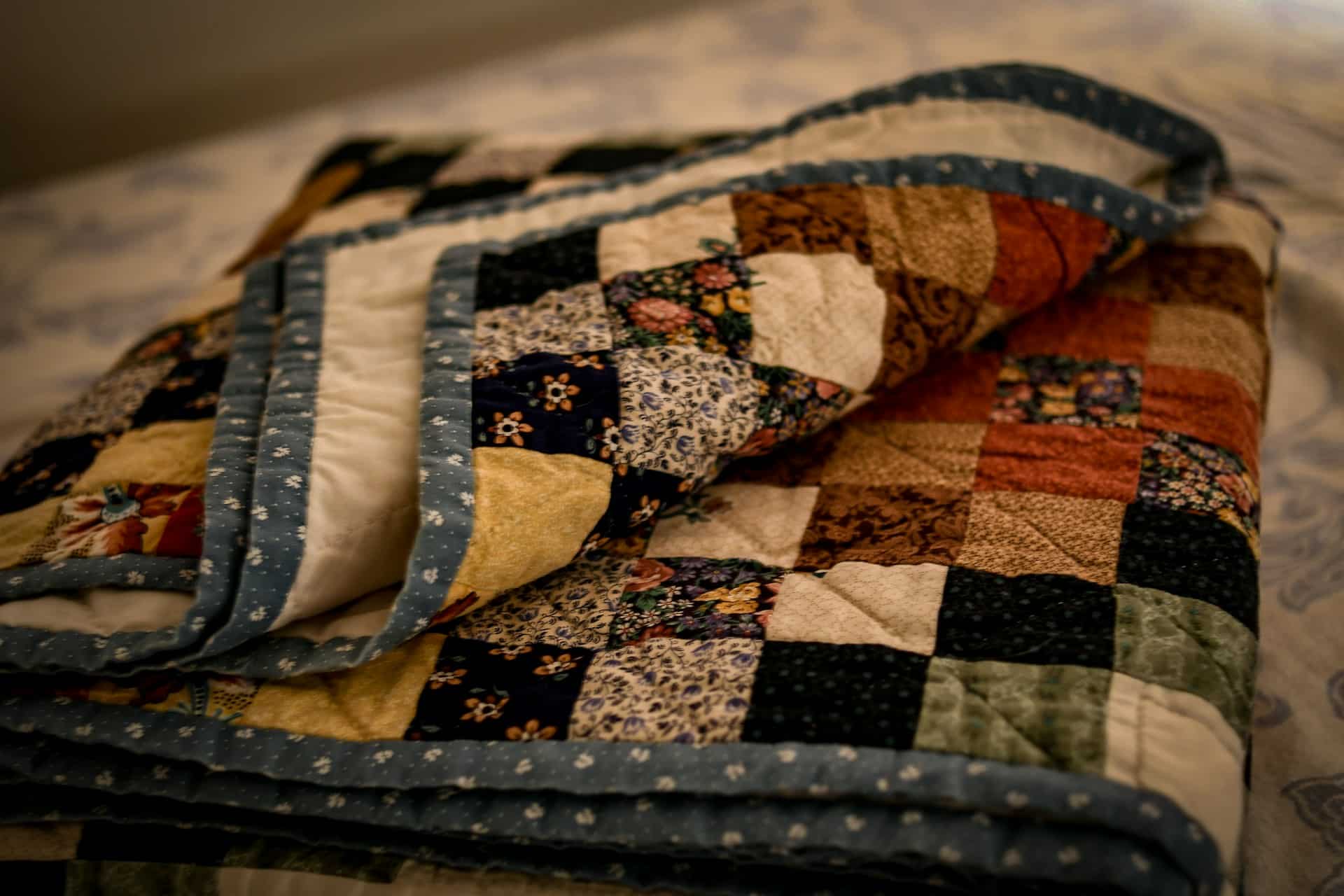 What to Look for When Buying a Feather and Down Quilt